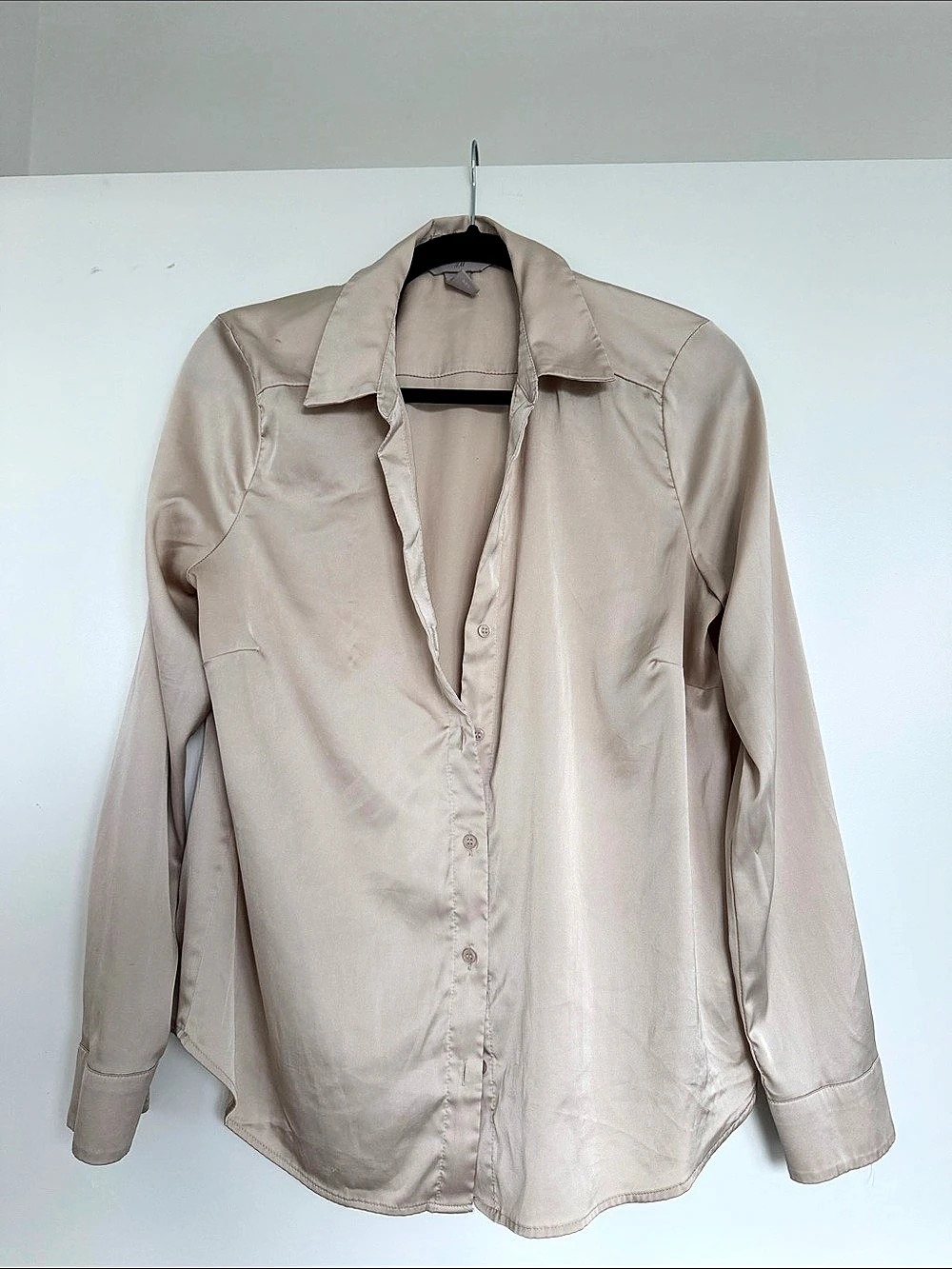 H&Medium Long-Sleeved Satin Shirt Button Down Beige Size Medium